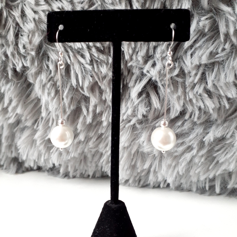 Pearl dangling earrings